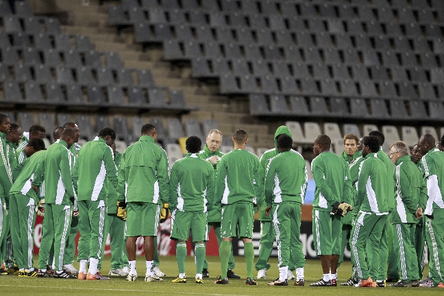 De nigerianska spelarna och Lars Lagerbäck under VM.