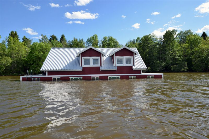 Huset ligger bokstavligt talat under vattnet. 