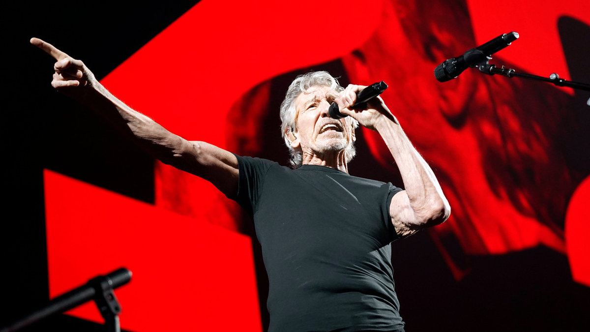 Under en konsert i Berlin satte Roger Waters på sig en lång skinnrock, liknande dem som SS-officerare bar under andra världskriget, med röd armbindel med korsade hammare på. Arkivbild.