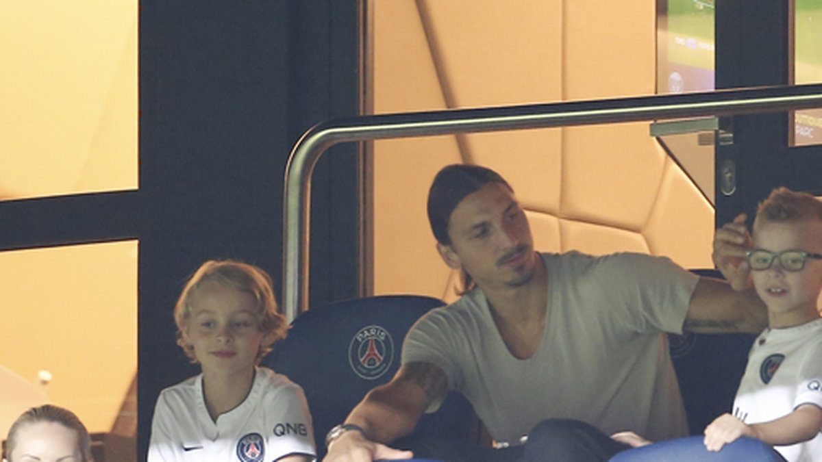 Helena Seger, Zlatan Ibrahimovic och sönerna Maximillian och Vincent kollar på fotboll i Paris.