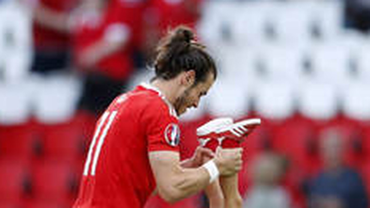 Gareth Bale skojade med dottern inne på planen efter segern mot Nordirland.