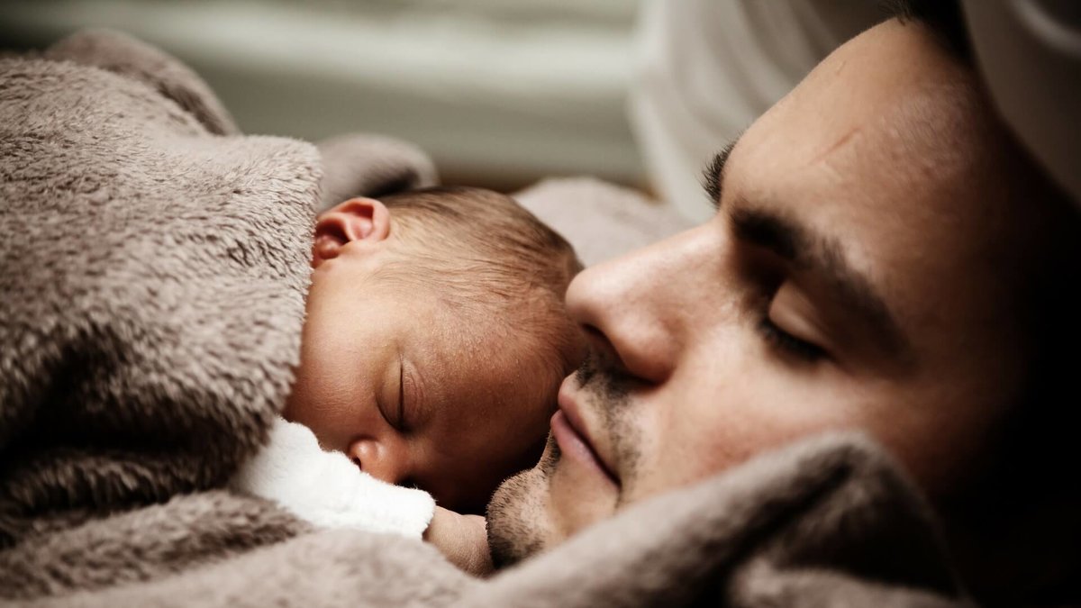 Män får lika mycket sömn, oavsett om de har barn eller inte.