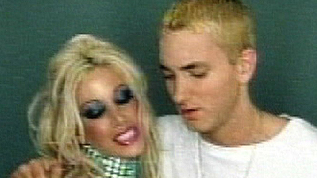 Eminem poserar med porrstjärnan Gina Lynn i videon till låten "Superman".