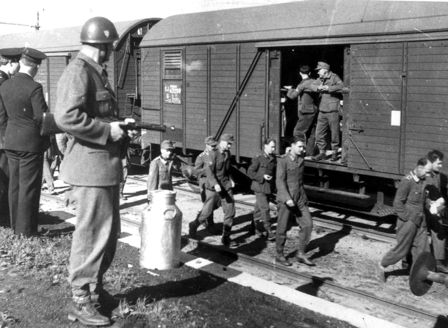 Tyska soldater åker i godsvagnar genom Sverige, 1944. 