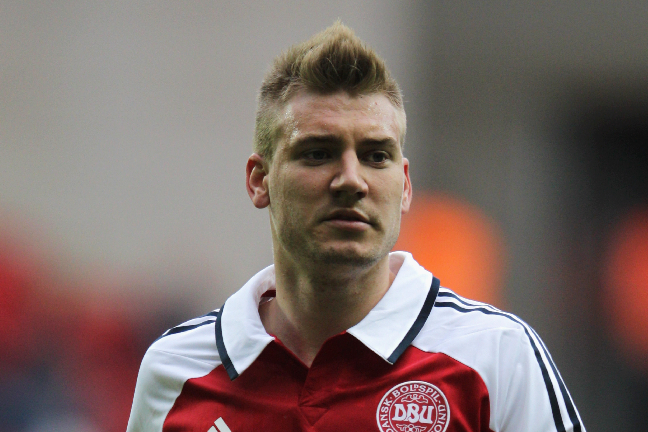 Bendtner har inte lyckats överlista Heitinga under fyra möten i England.