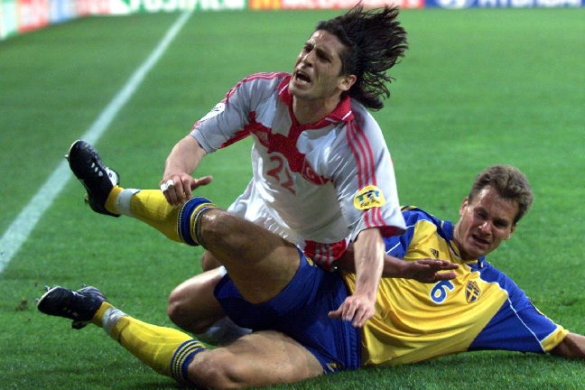 Sundgren tacklar Turkiets Umit Davala i den ökända 0-0-matchen 2000.