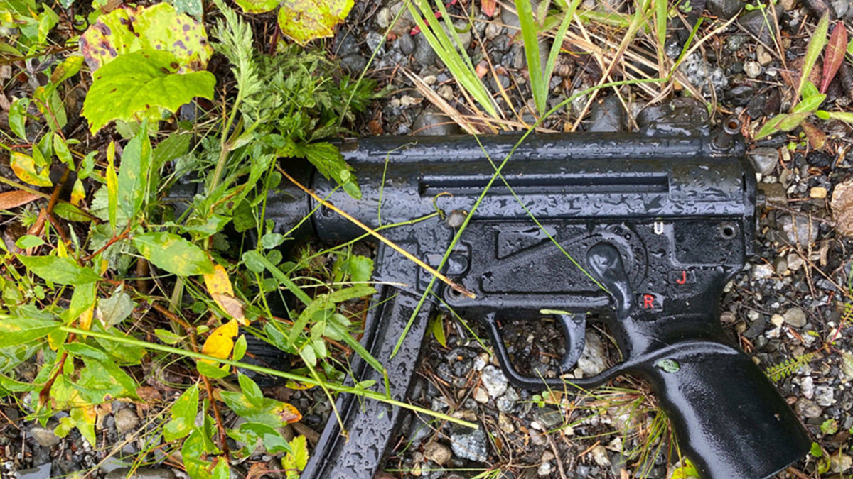 Den kulsprutepistol som ska ha använts av gärningsmännen hittades slängd i ett dike av en polishund dagen efter biljakten.