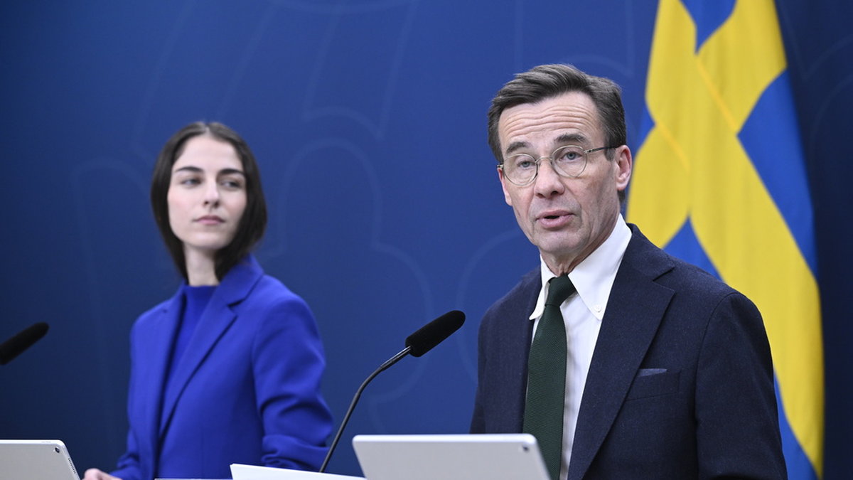 Statsminister Ulf Kristersson (M) tv och klimat- och miljöminister Romina Pourmokhtari (L) presenterar regeringens klimathandlingsplan under en pressträff.