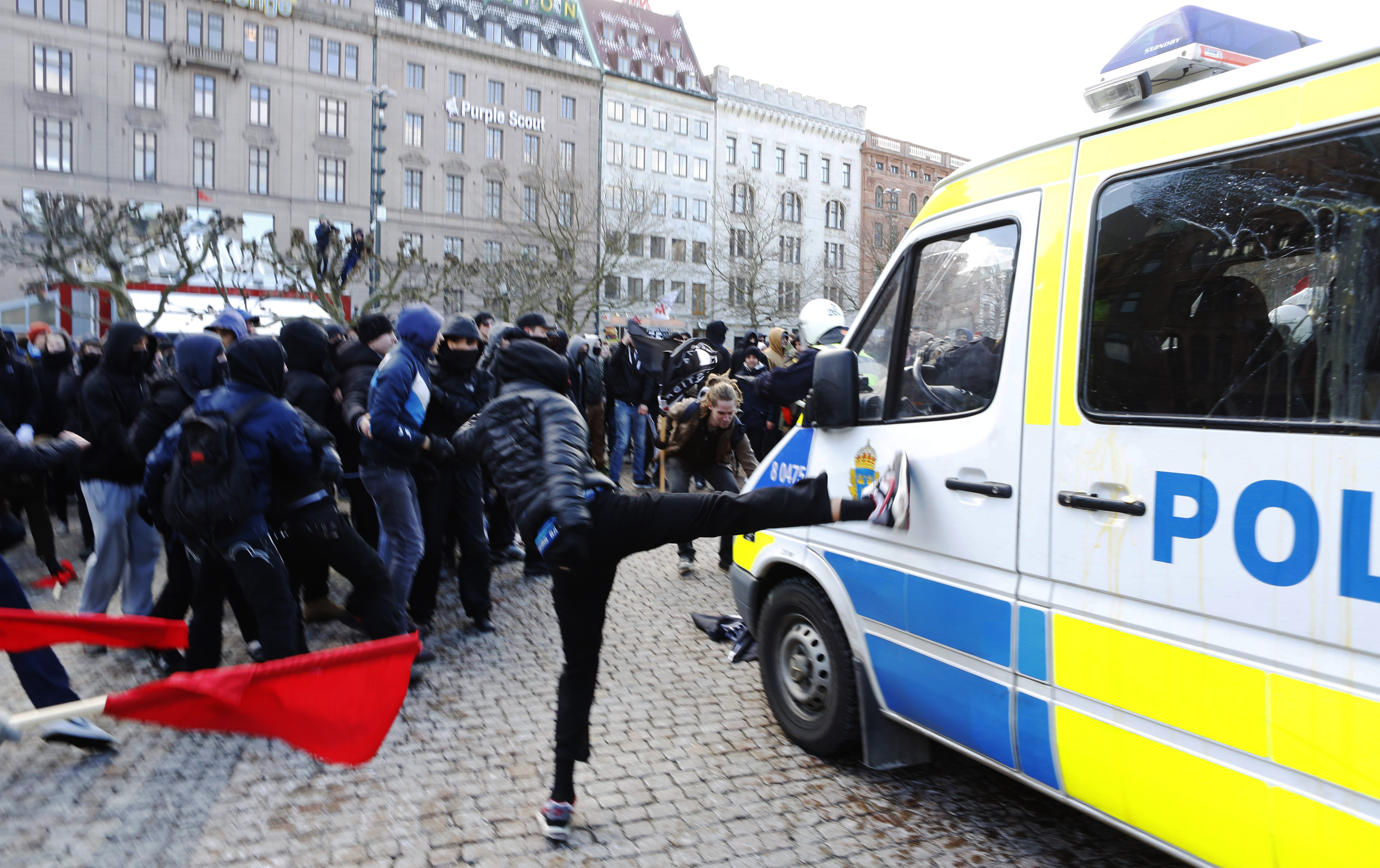 En demonstrant sparkar på pikébilen. En demonstrant sparkar på pikébilen.