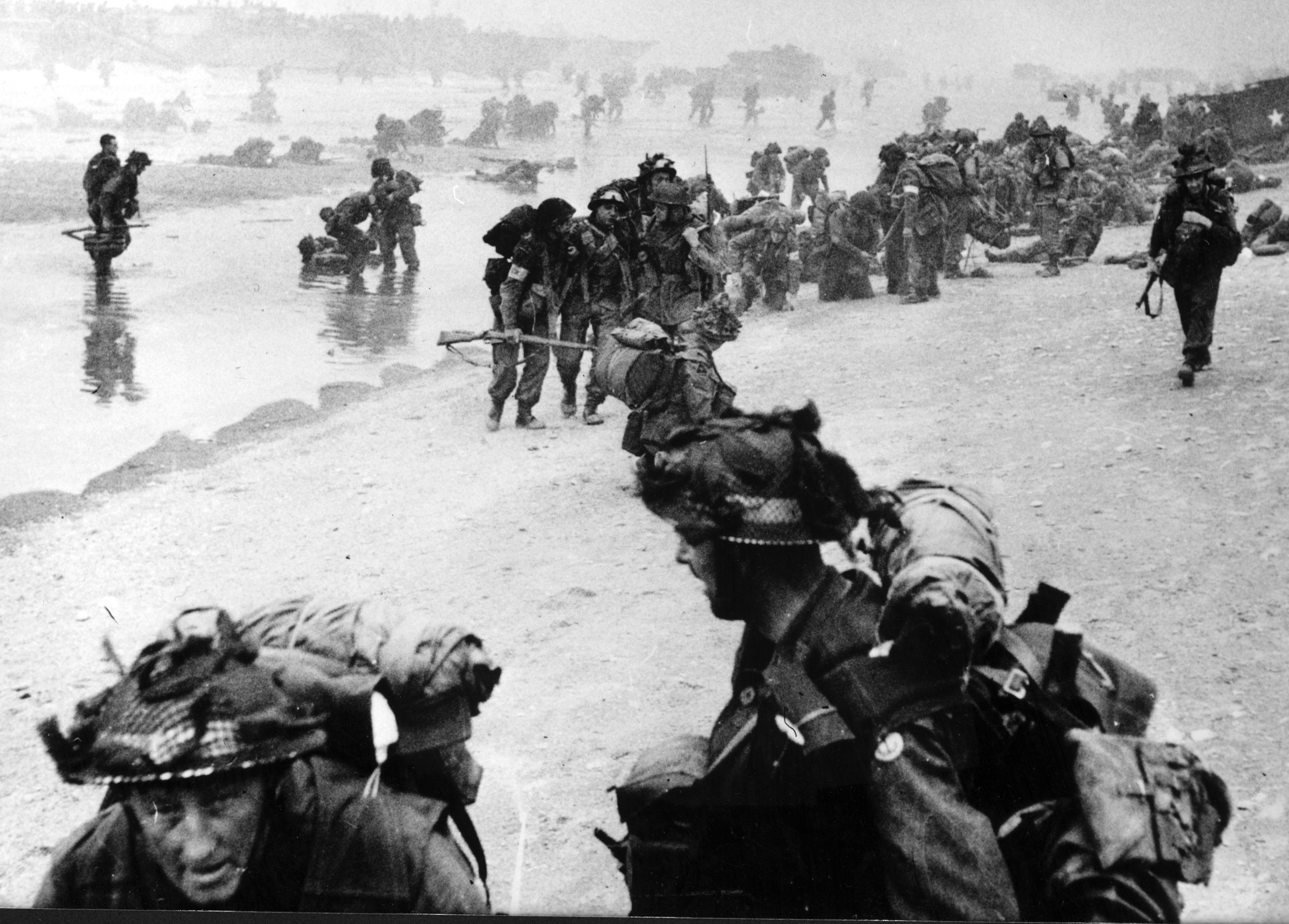 Allierade trupper som precis landstigit i Normandie den 6 juni 1944.