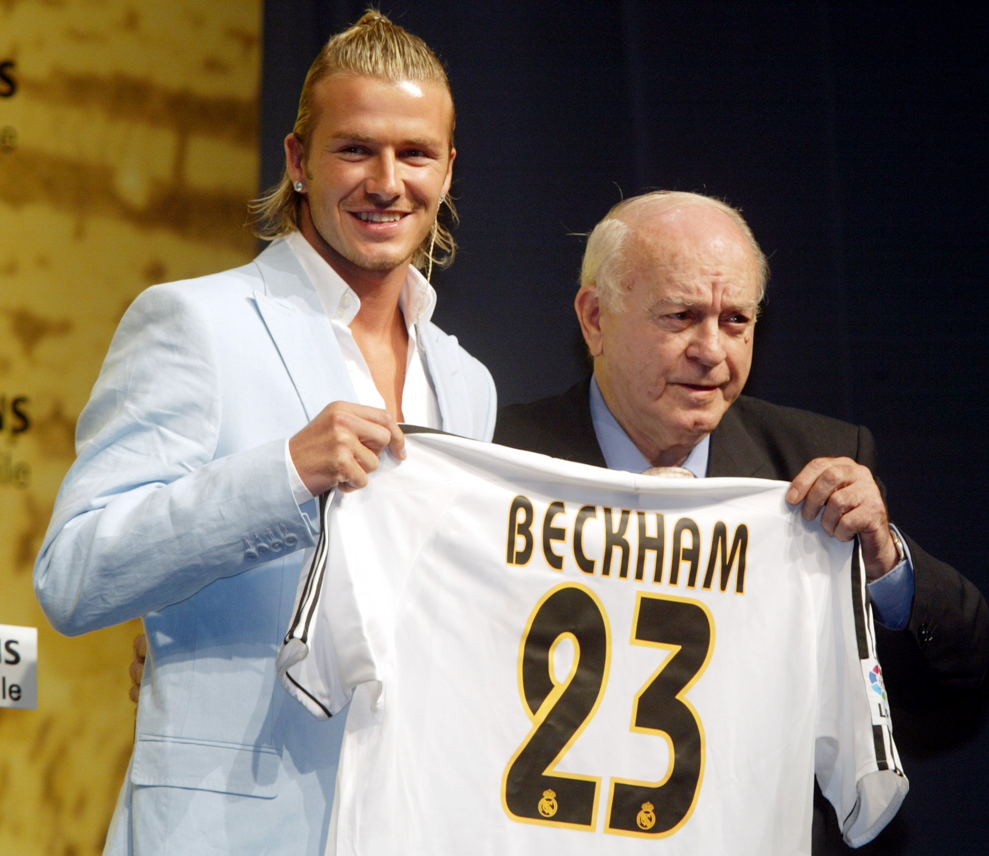 2003 gick Beckham till Real Madrid. Det efter att Sir Alex Ferguson ilsknade till och skickade i sko i huvudet på Beckham i omklädningsrummet. 2003 gick Beckham till Real Madrid. Det efter att Sir Alex Ferguson ilsknade till och skickade i sko i huvudet på Beckham i omklädningsrummet.