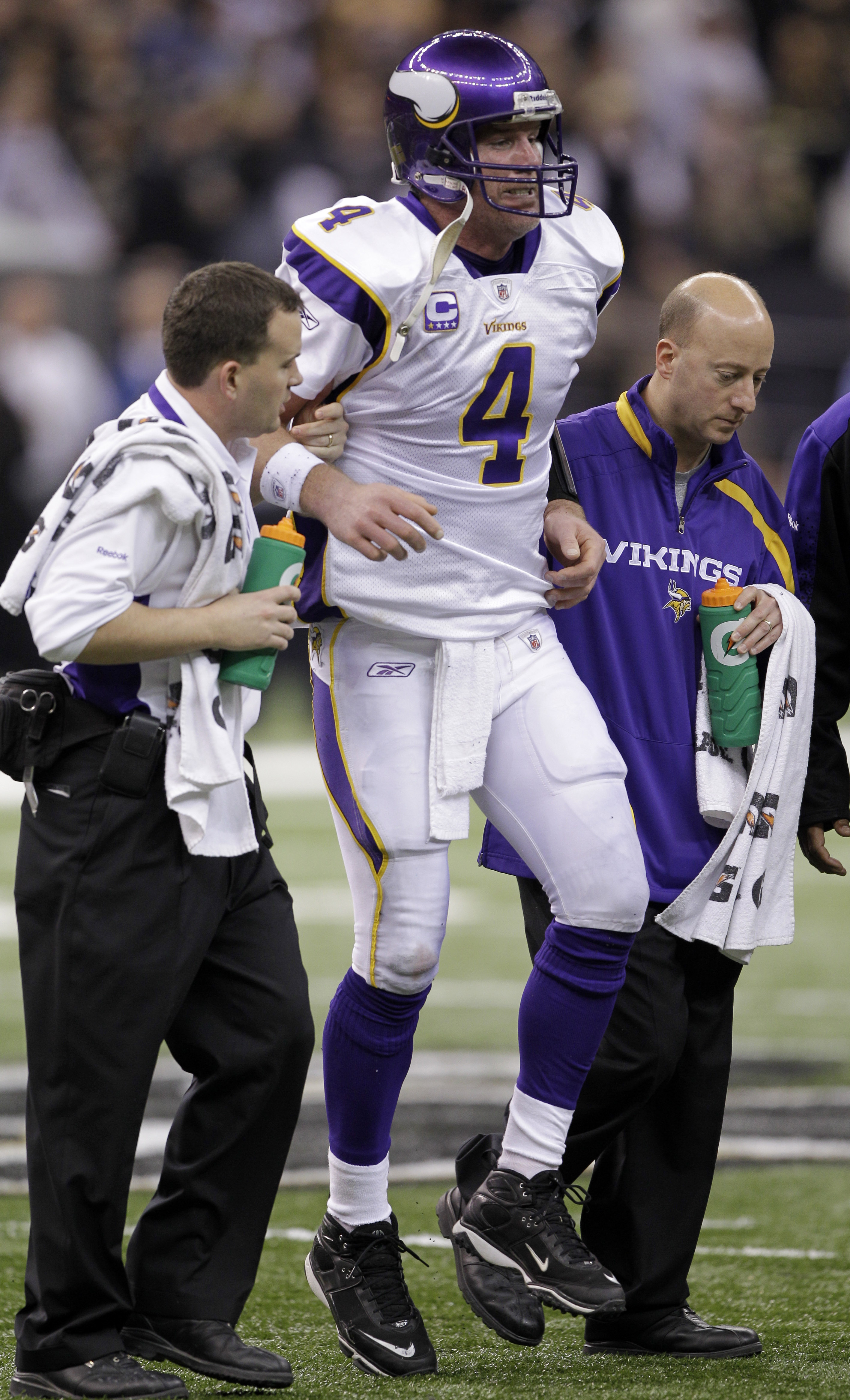Även Minnesota Vikings quarterback Brett Favre skadades i en match mot Saints. Båda spelarna var måltavlor för Saints belöningssystem.