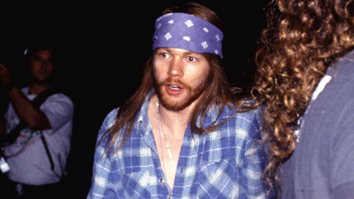 Guns N' Roses-rockaren Axl Rose vägrar att spela i städer som har begynnelsebokstaven M, eftersom han är övertygad om att det är en otursförföljd bokstav. 