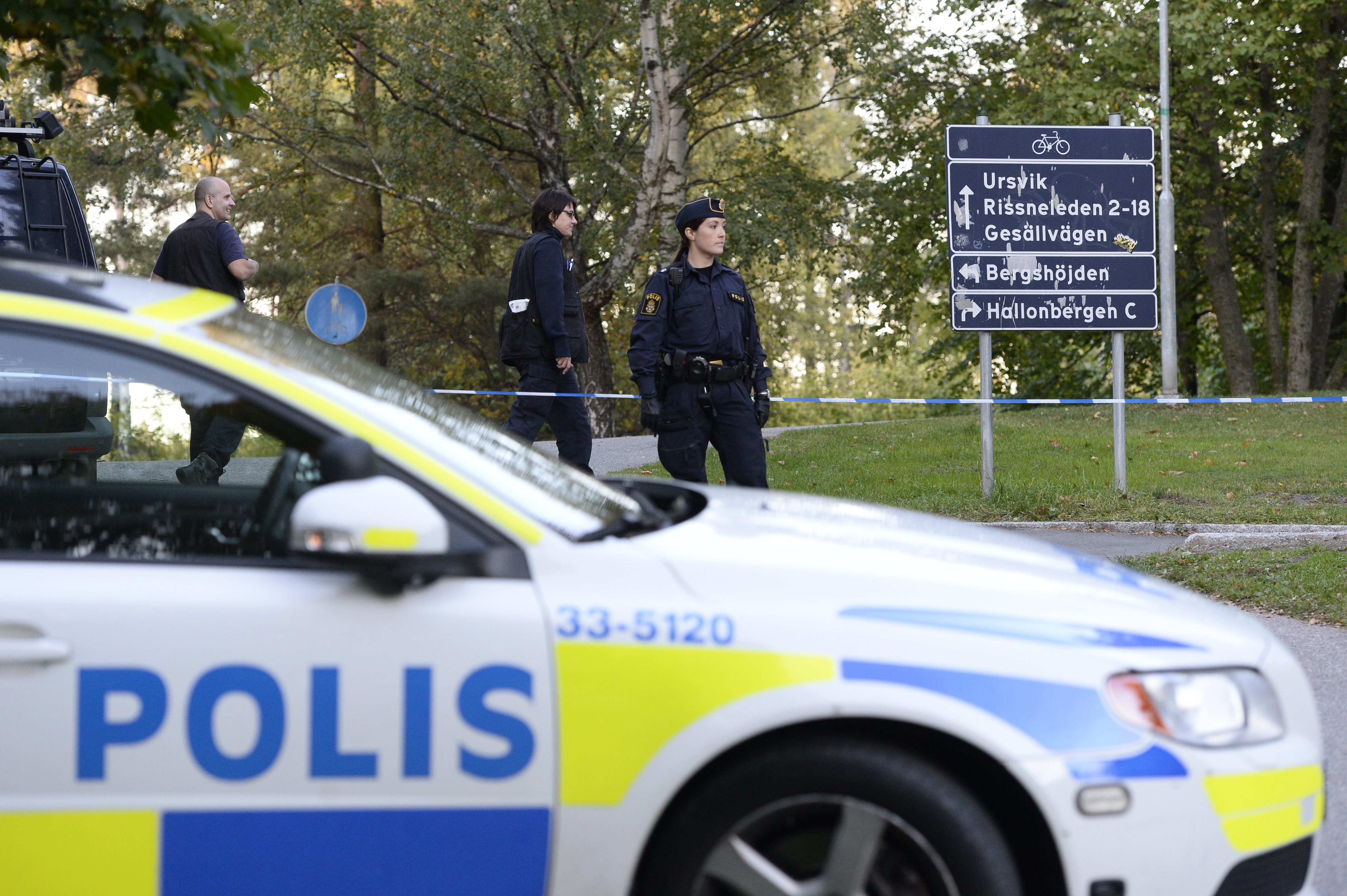 Polis bevakar platsen där en man skottskadades i Hallonbergen förra året. 