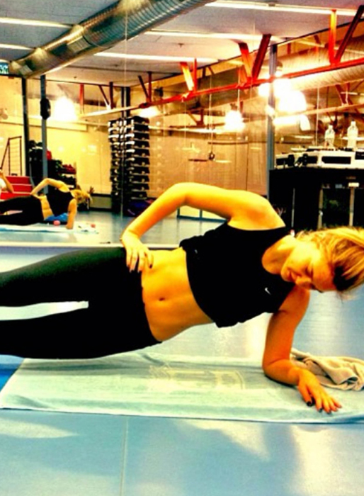 Bar Refaeli kämpar på gymmet. Bar Refaeli kämpar på gymmet.