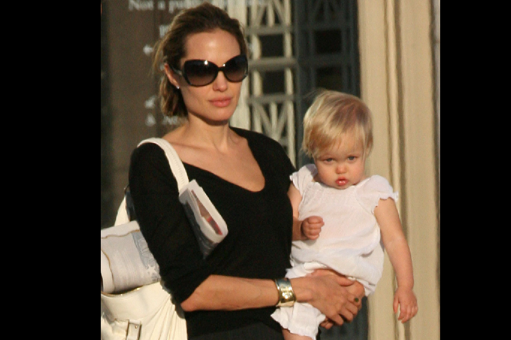 Angelina Jolie med dottern när hon var mindre. Även hon har en riktigt plutmun. 