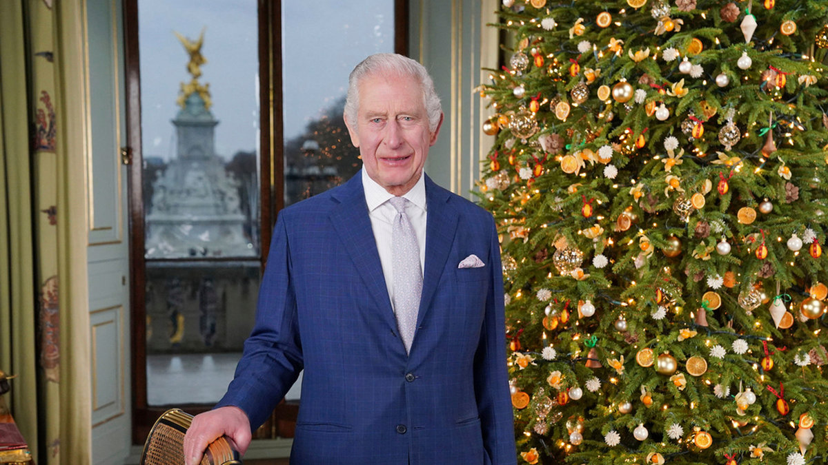 Kung Charles poserar för ett porträtt i samband med sitt jultal på Buckingham Palace i London i december.