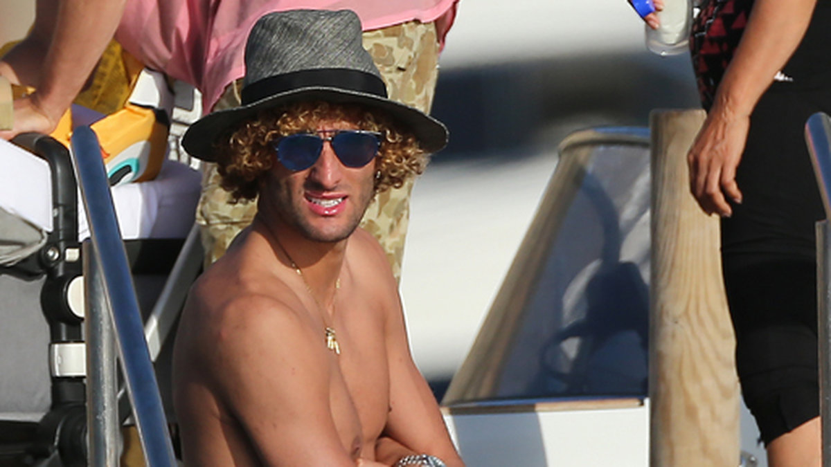Manchester United-spelaren Marouane Fellaini tar ett dopp i Ibiza. 