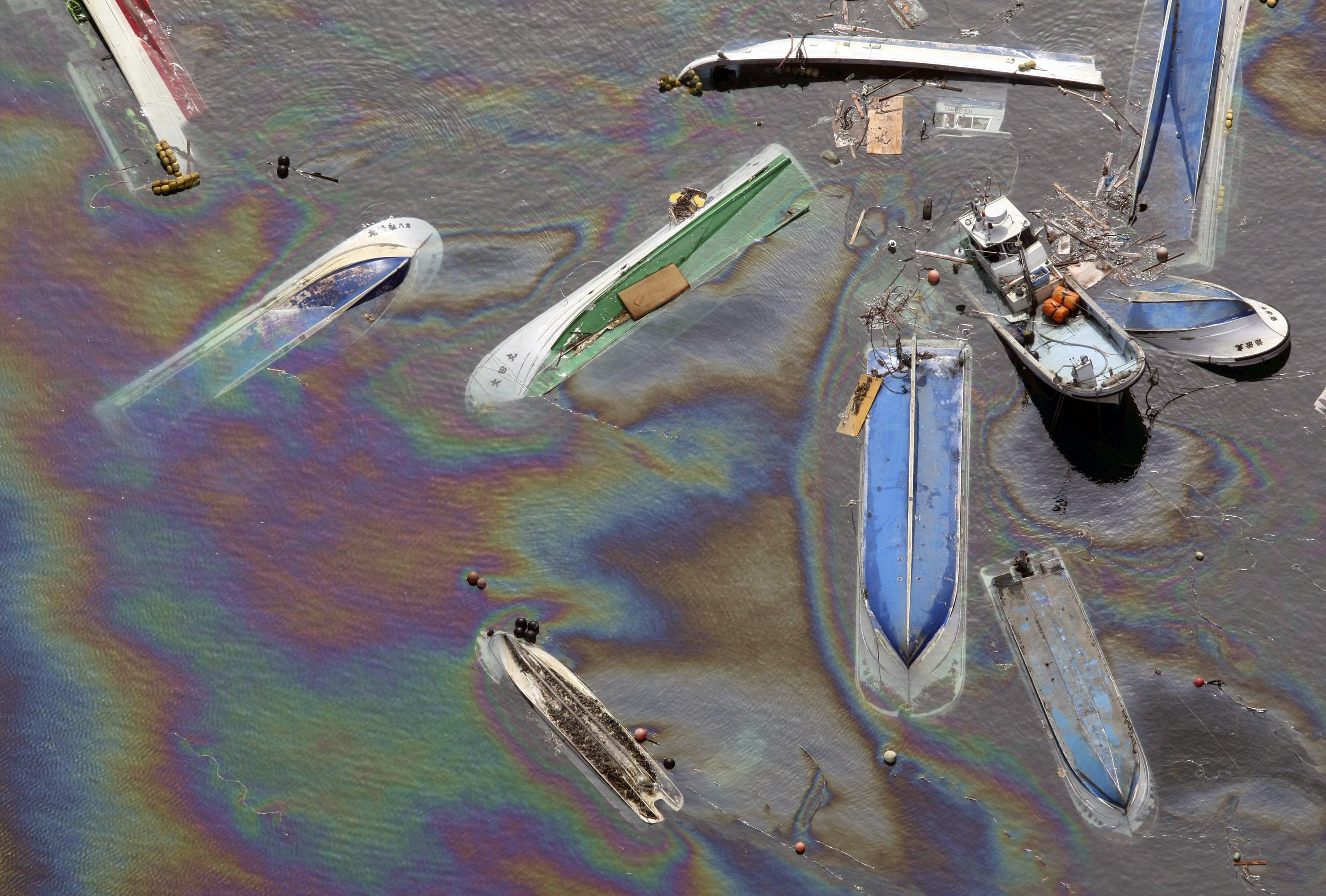 Till följd av katastrofen drabbades stora delar av Japans kust av oljeutsläpp.