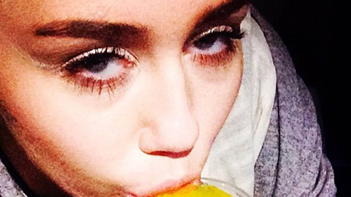Miley Cyrus dricker gul dryck i Finland.