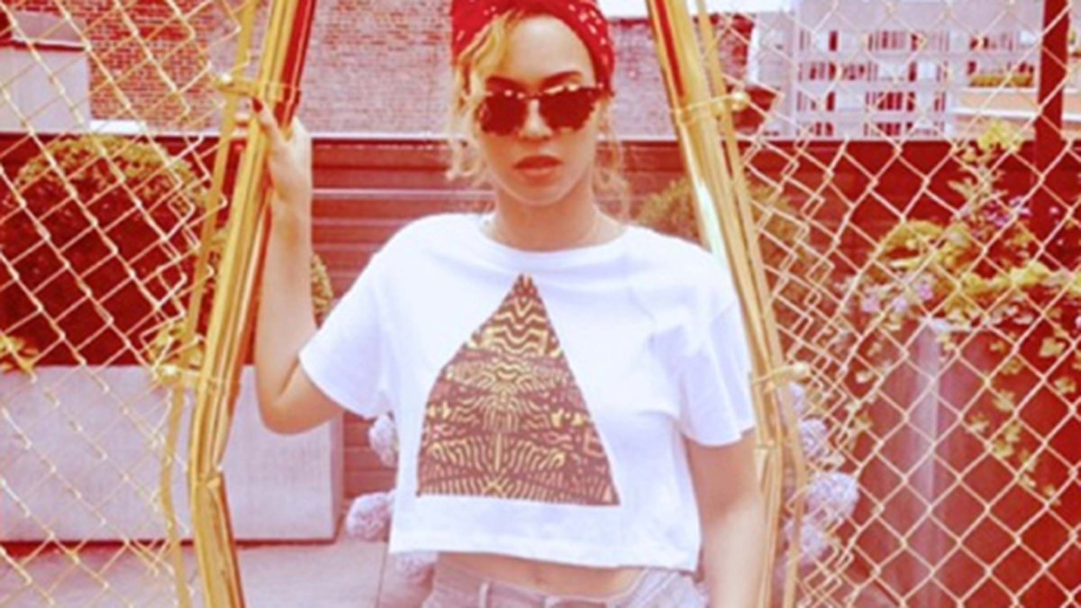 Beyonce poserar i jeansshorts. 