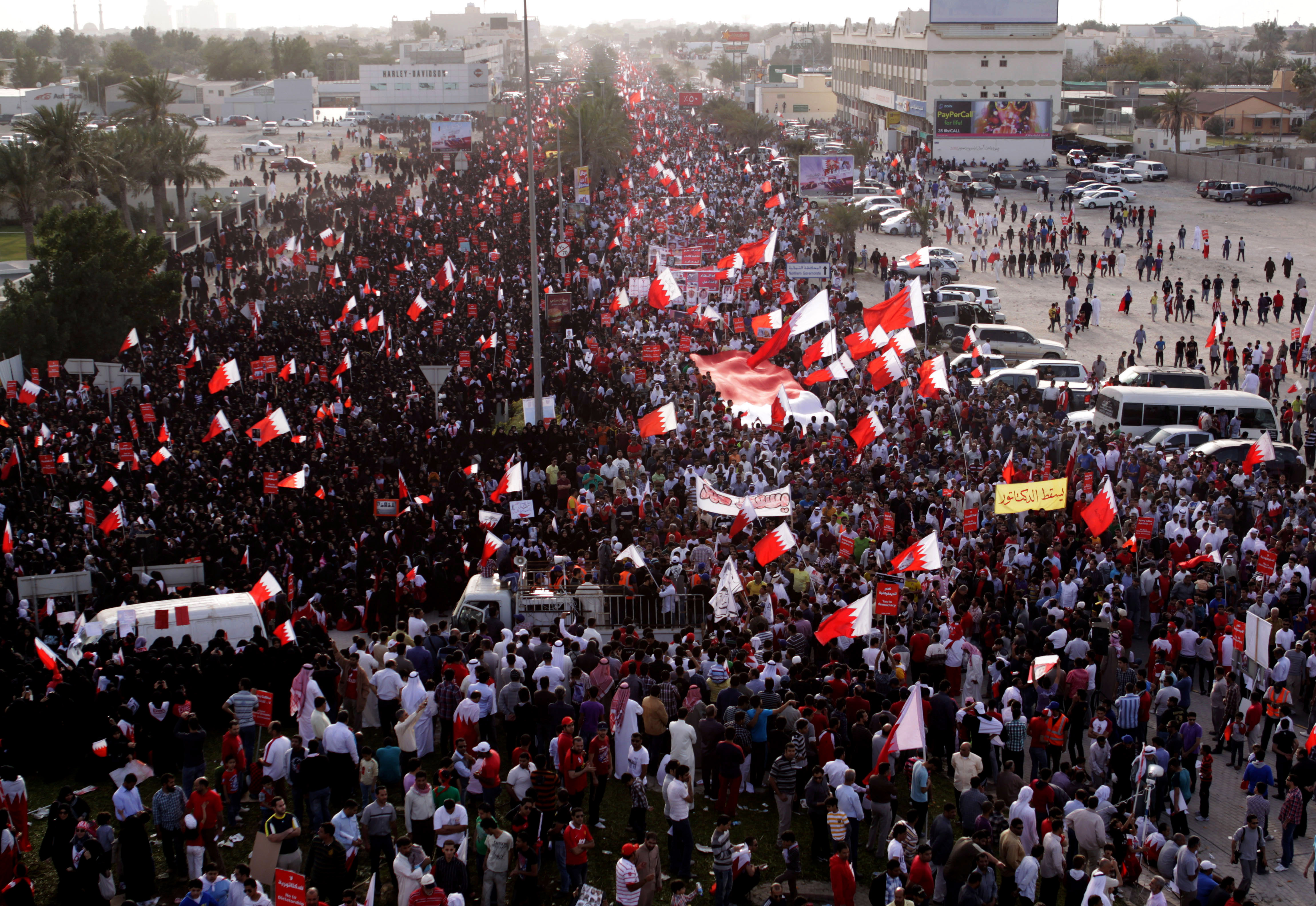 Den 9 mars i år arrangerades en av de största protesterna någonsin i Gulfländerna när Manamas gator fylldes. Precis som hela tiden det senaste året slog regimen till med tårgas mot demonstranterna.