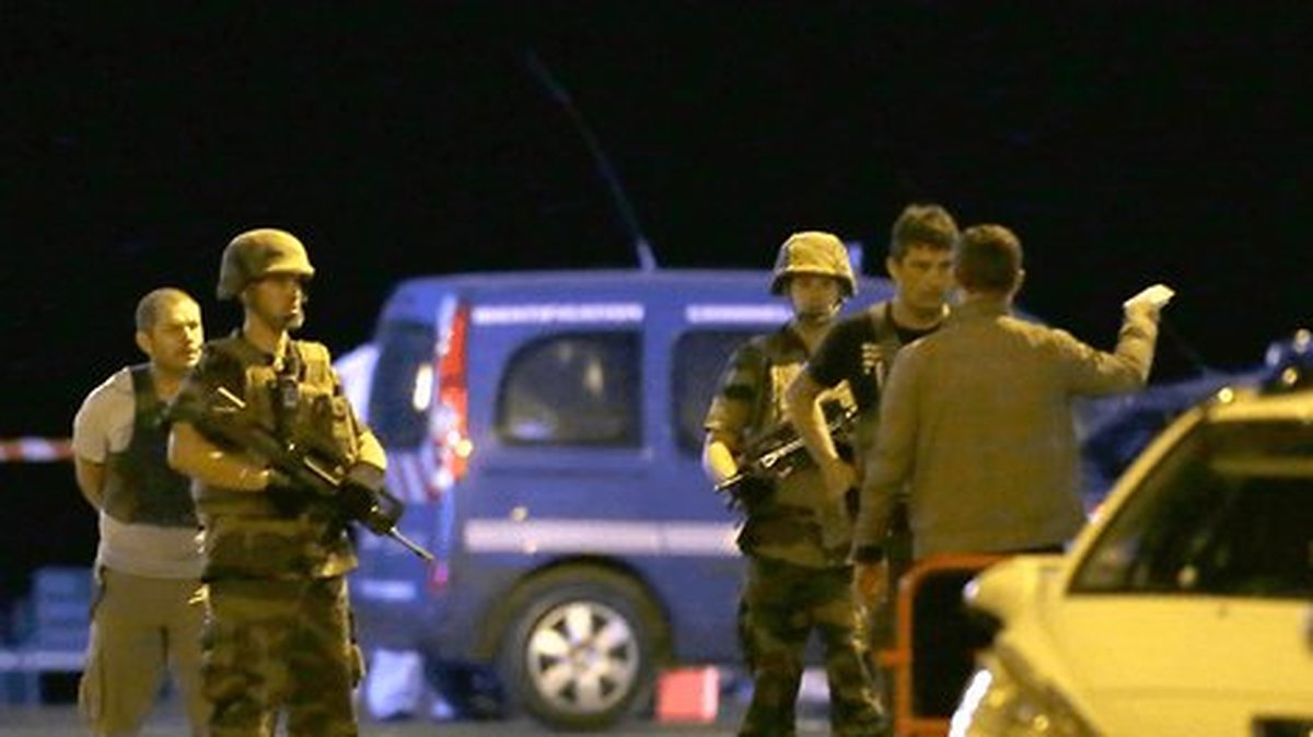 Tungt beväpnad militär är på plats i Nice. 