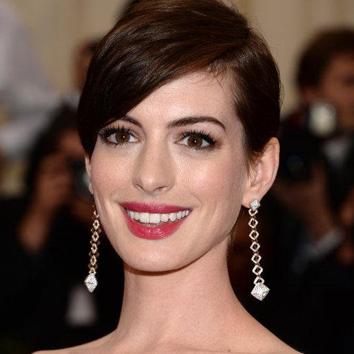 Anne Hathaway i en glamourös makeup. Anne Hathaway i en glamourös makeup.
