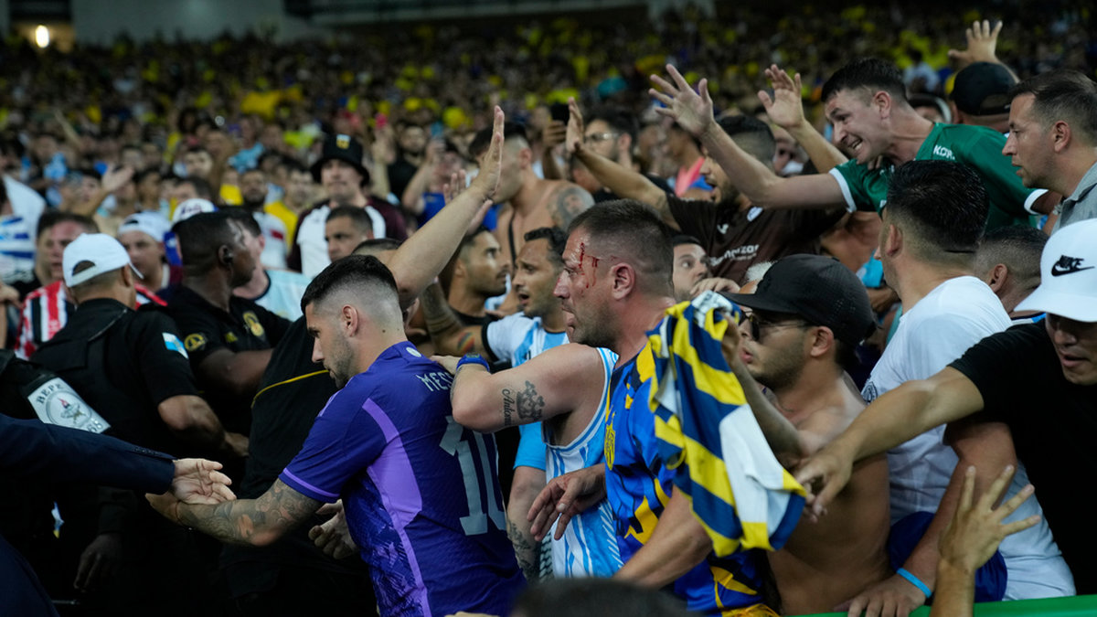 Brasilianska och Argentinska fans drabbade samman innan VM-kvalmatchen på Maracana Stadium i Rio de Janeiro natten mot onsdagen.