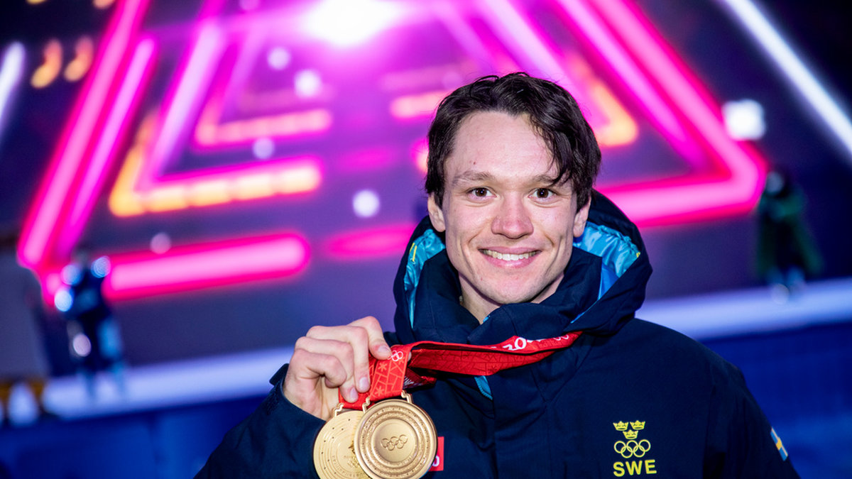 Nils van der Poel med sina dubbla OS-guld i Peking. Arkivbild.
