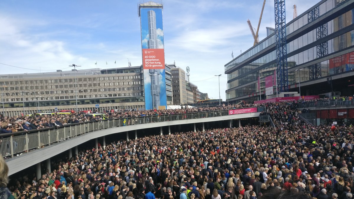 Under söndagen samlades många tusen invånare i Stockholm för en kärleksmanifestation. 