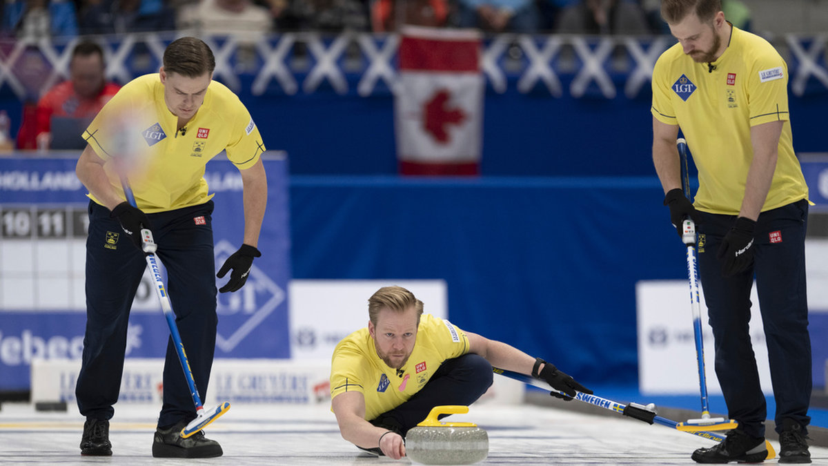Christoffer Sundgren, Niklas Edin och Rasmus Wranå under söndagens VM-final mot Kanada.