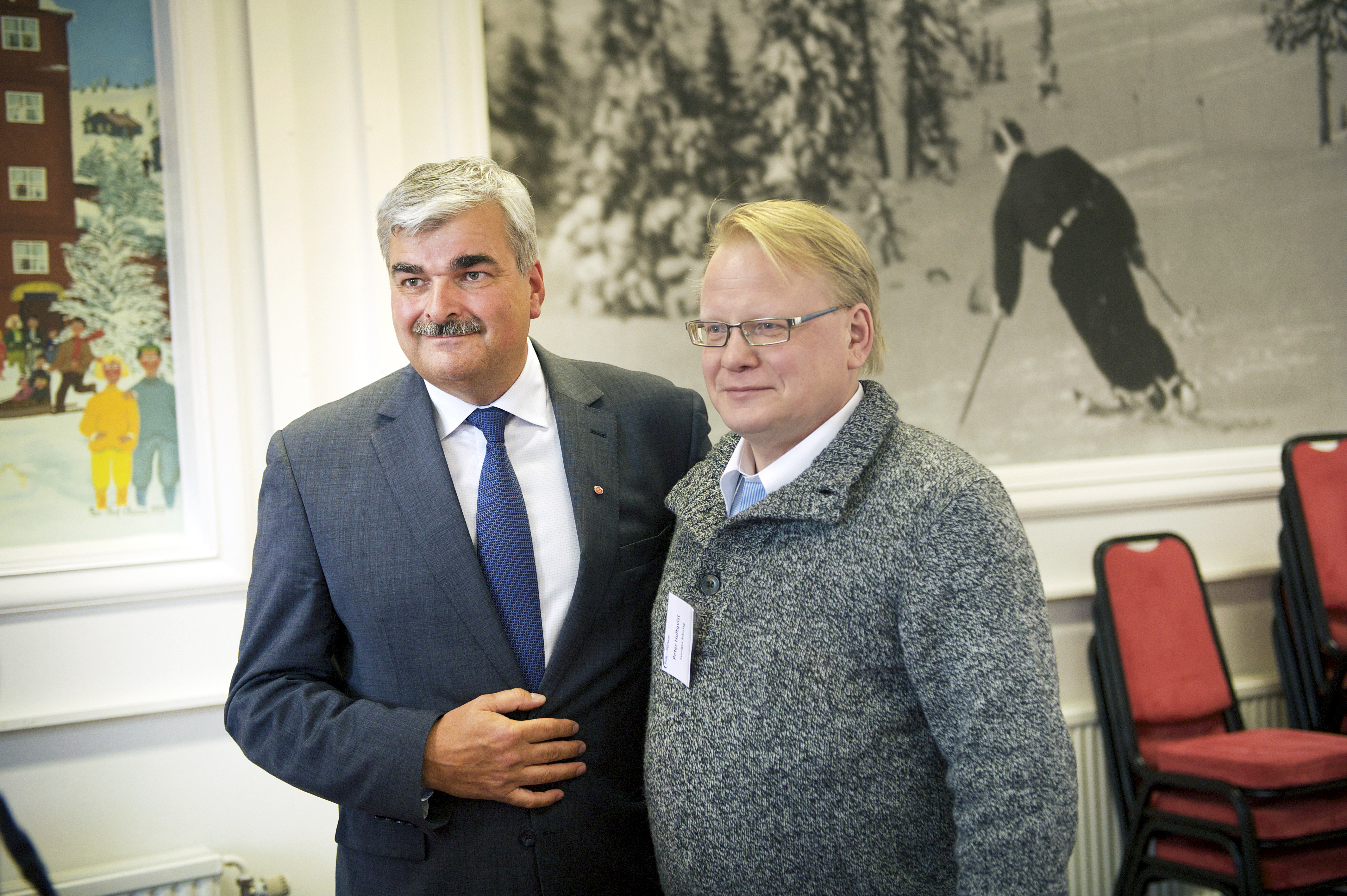 Dalarpampen Hultqvist tillsammans med före detta partiledaren Håkan Juholt.
