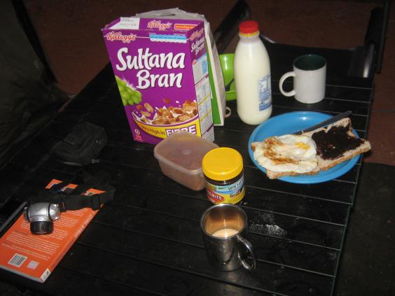AUSTRALIEN. Folk i Australien älskar Vegemite. Det är en mörkbrun och salt kräm som breds på smörgåsen. De äter också mycket frukt och är inte helt oävna till att närma sig en riktig engelsk frukost. AUSTRALIEN. Folk i Australien älskar Vegemite. Det är en mörkbrun och salt kräm som breds på smörgåsen. De äter också mycket frukt och är inte helt oävna till att närma sig en riktig engelsk frukost.