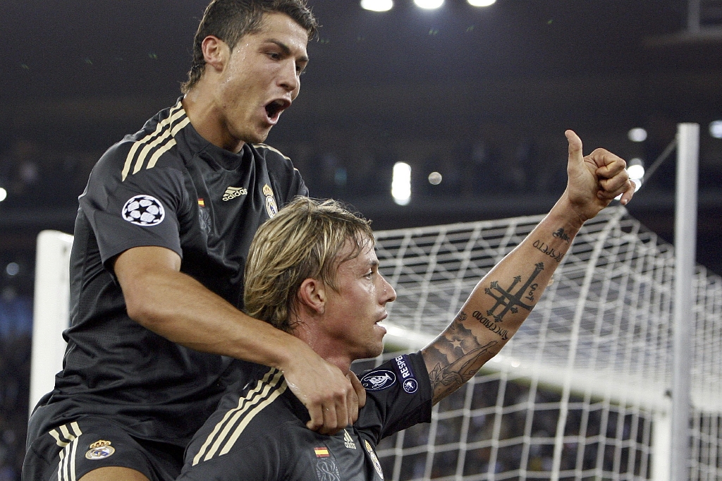 Cristiano Ronaldo firar ett mål med Guti.
