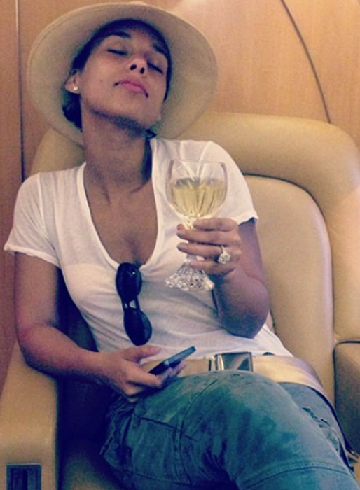 Alicia Keys kopplar av med ett glas vitt. Alicia Keys kopplar av med ett glas vitt.