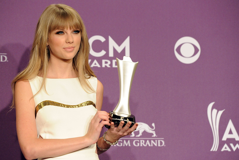 11. Det går bra nu för läskigt välbetalda Taylor Swift, 22. Hon tjänade inte mindre än 57 miljoner dollar de senaste 12 månaderna och är dessutom ansiktet utåt för sminkmärket CoverGirl. 11. Det går bra nu för läskigt välbetalda Taylor Swift, 22. Hon tjänade inte mindre än 57 miljoner dollar de senaste 12 månaderna och är dessutom ansiktet utåt för sminkmärket CoverGirl.