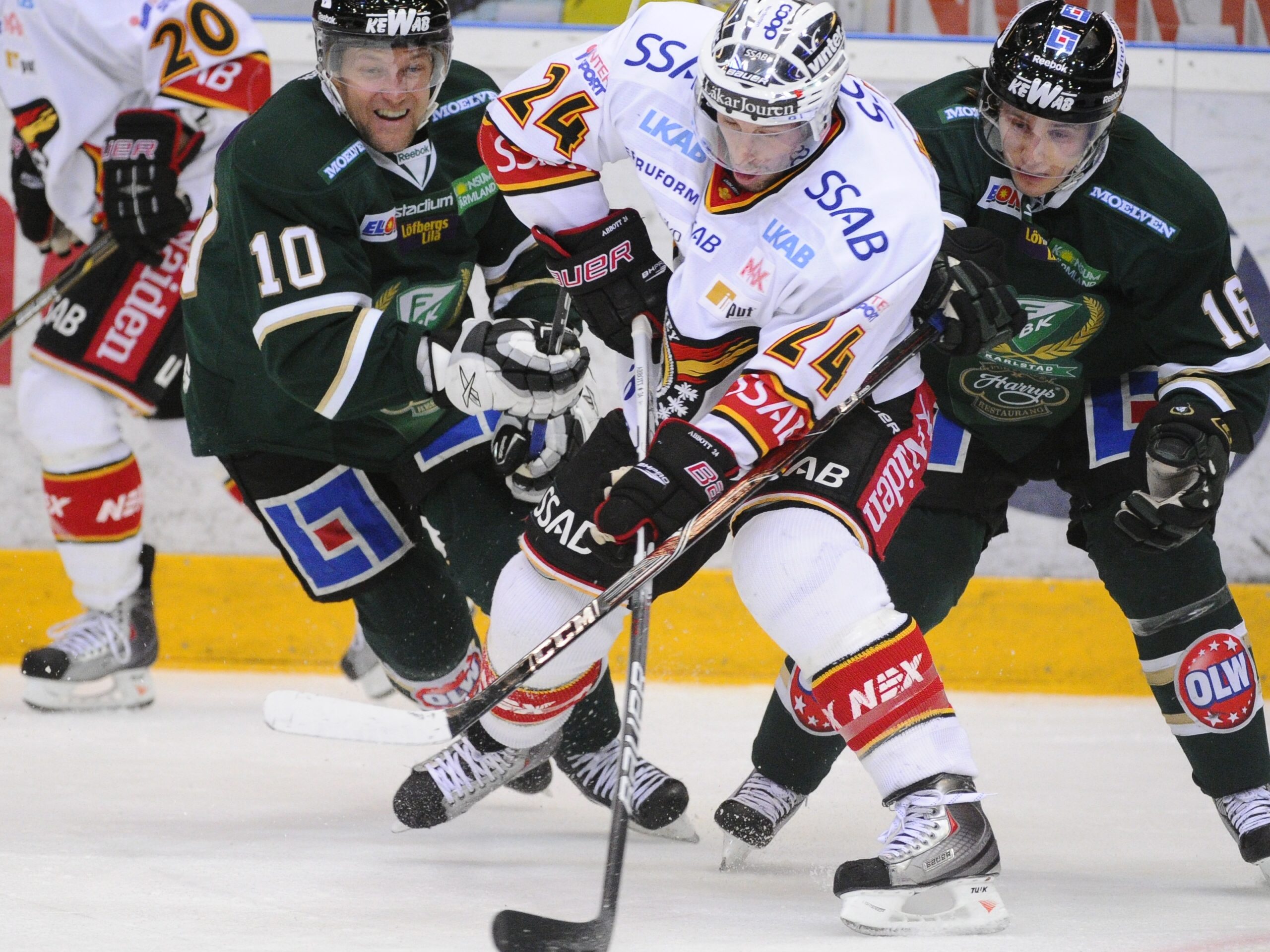 Luleås Cam Abbott flankerad av Färjestads Pelle Prestberg, till vänster och Kristofer Berglund under tisdagens elitseriematch i ishockey mellan Färjestad BK och Luleå HF på Löfbergs Lila Arena i Karlstad. Luleås Cam Abbott flankerad av Färjestads Pelle Prestberg, till vänster och Kristofer Berglund under tisdagens elitseriematch i ishockey mellan Färjestad BK och Luleå HF på Löfbergs Lila Arena i Karlstad.