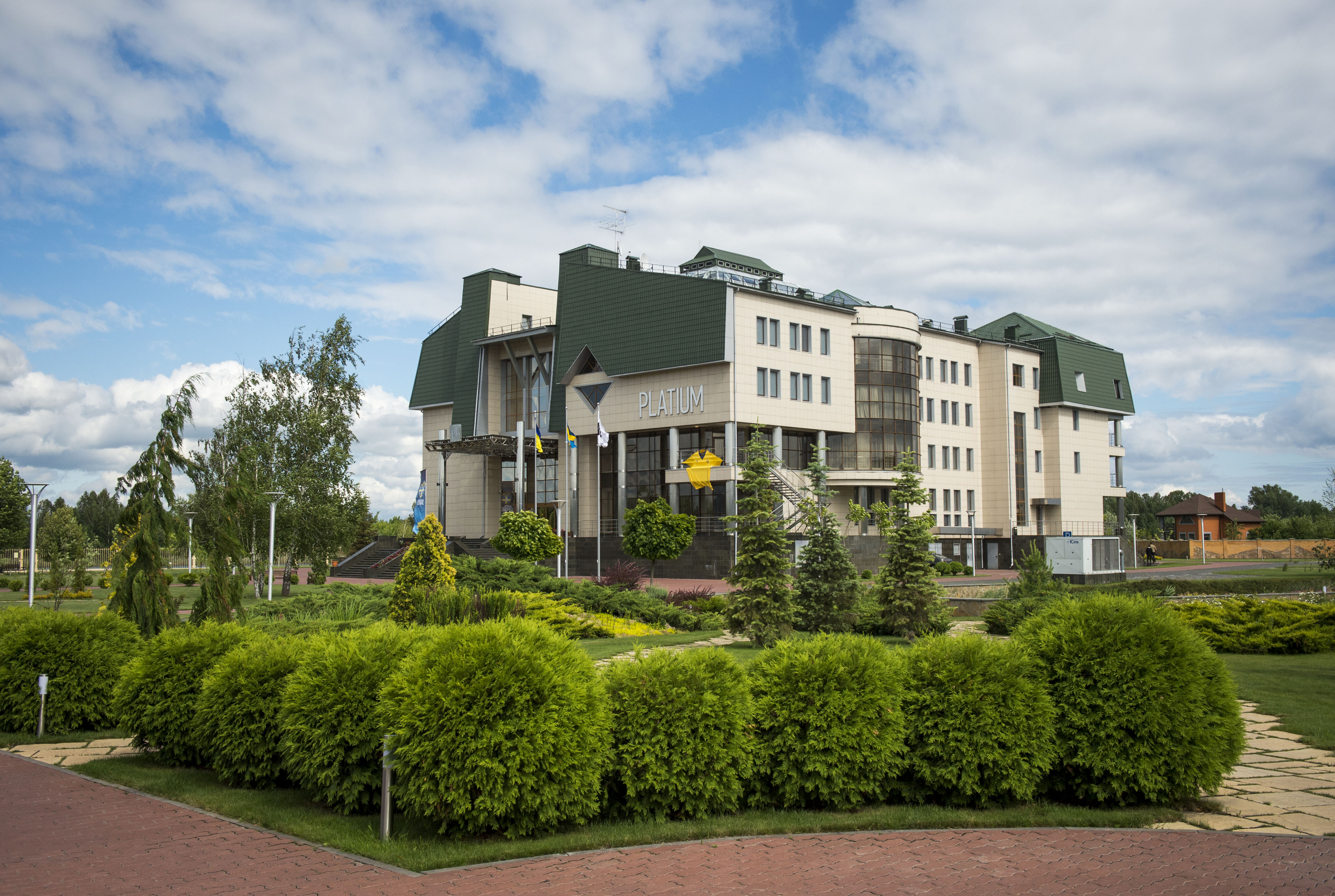 Landslagets hotell Platinum ligger fyra mil utanför Kiev.