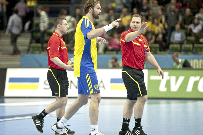 Sveriges Magnus Järnemyr diskuterar med domarparet när han utvisades resten av matchen i måndagens VM match i handboll i grupp D mellan Sverige och Sydkorea.