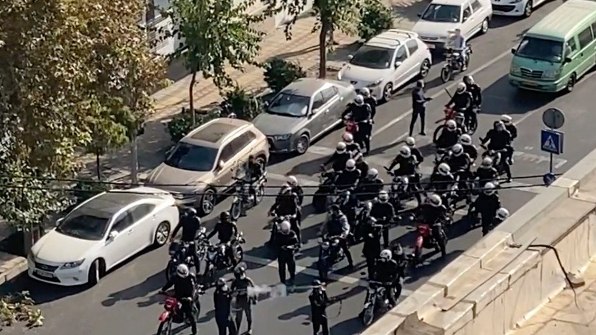 Under protesterna har moralpolisen bytts ut mot våldsamma säkerhetspoliser och miliser. Bild på poliser som satts in mot demonstranter i Teheran, 26 oktober.