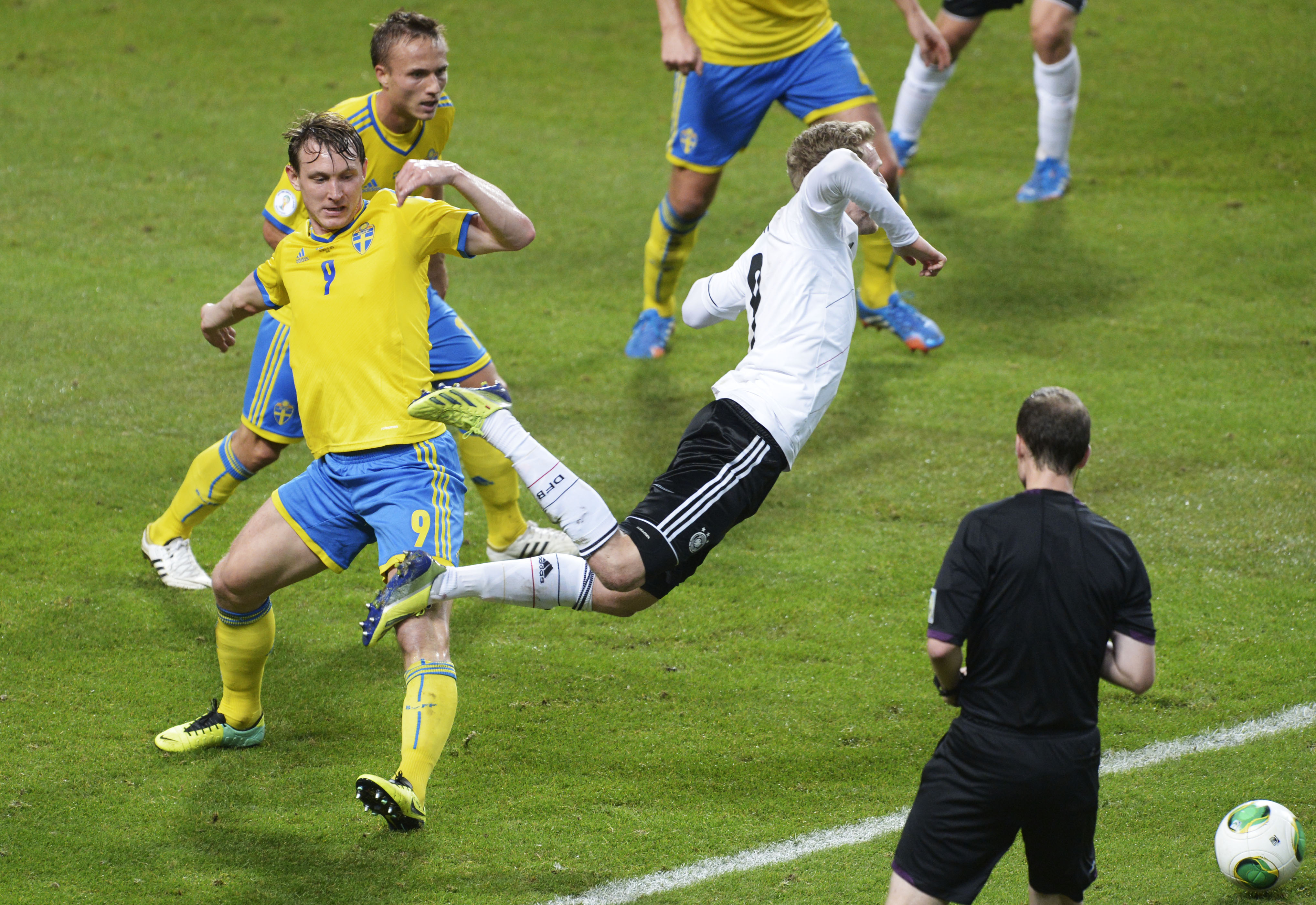 Straff eller inte när Kim Källström fäller André Schürrle? Straff eller inte när Kim Källström fäller André Schürrle?