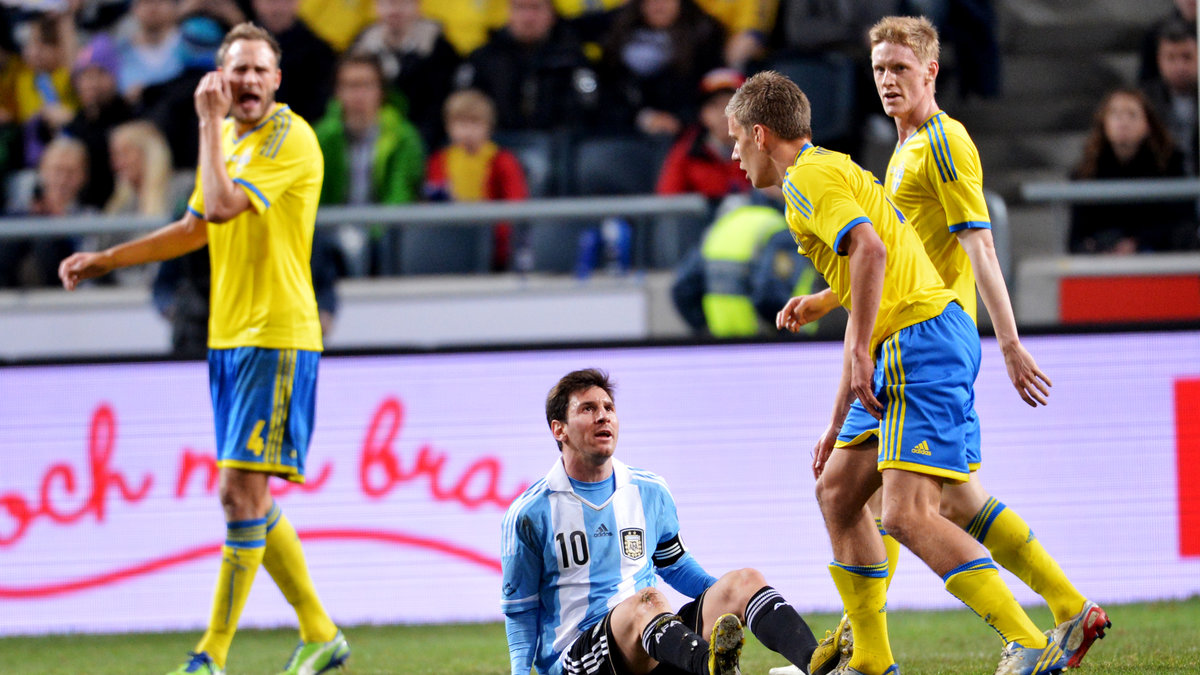 Pontus Wernbloom fick gult kort för en vild tackling på Messi – som inte ser allt för glad ut. 