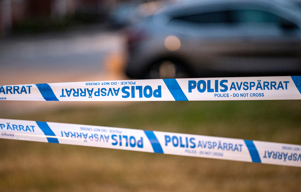 En man har hittats skottskadad i Jönköping.