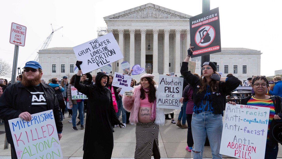 Abortfrågan river upp starka känslor i USA. Bilden visar en manifestation mot abort utanför Högsta domstolen i Washington DC i mars. Arkivbild.