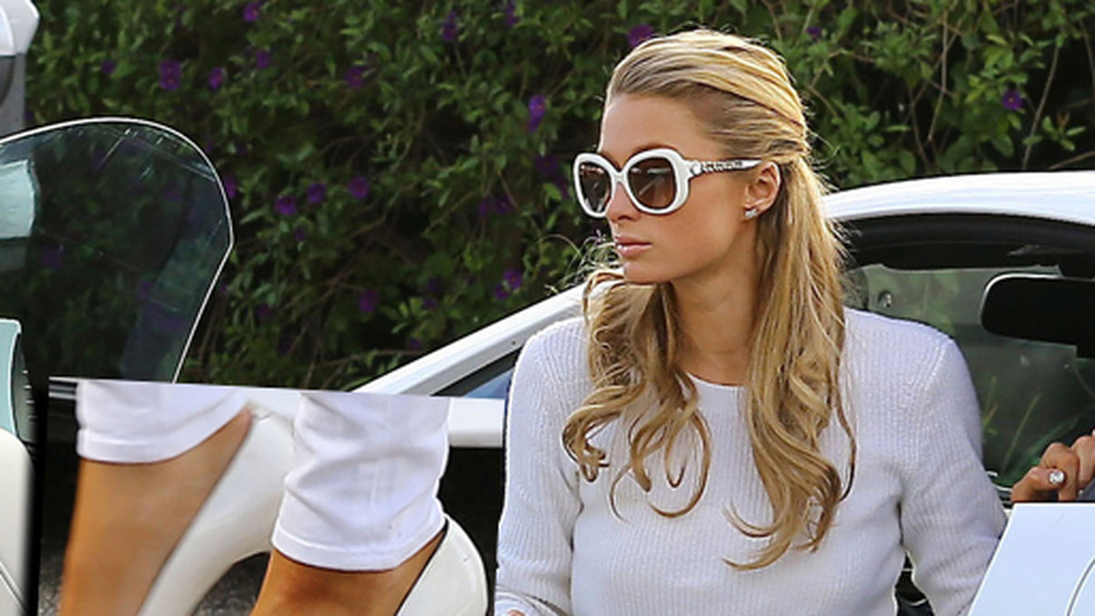 Paris Hilton älskar sina klackar. Här vårigt vita. 
