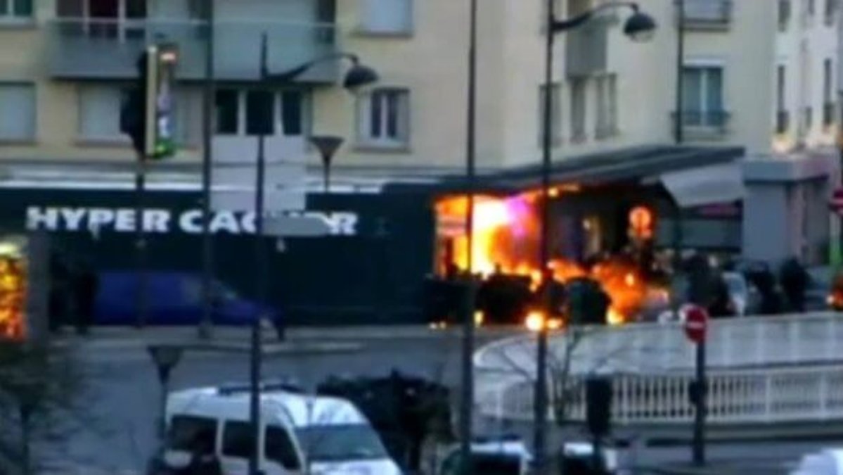 Samtidigt som jakten på terroristbröderna pågick, utsattes en judisk kosher-butik i östra Paris för en attack. Minst fem personer hölls som gisslan och fyra personer dödades. 
