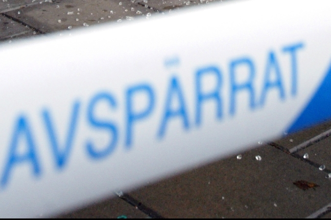 Två män skadades i ett skottdrama utanför Uppsala. 