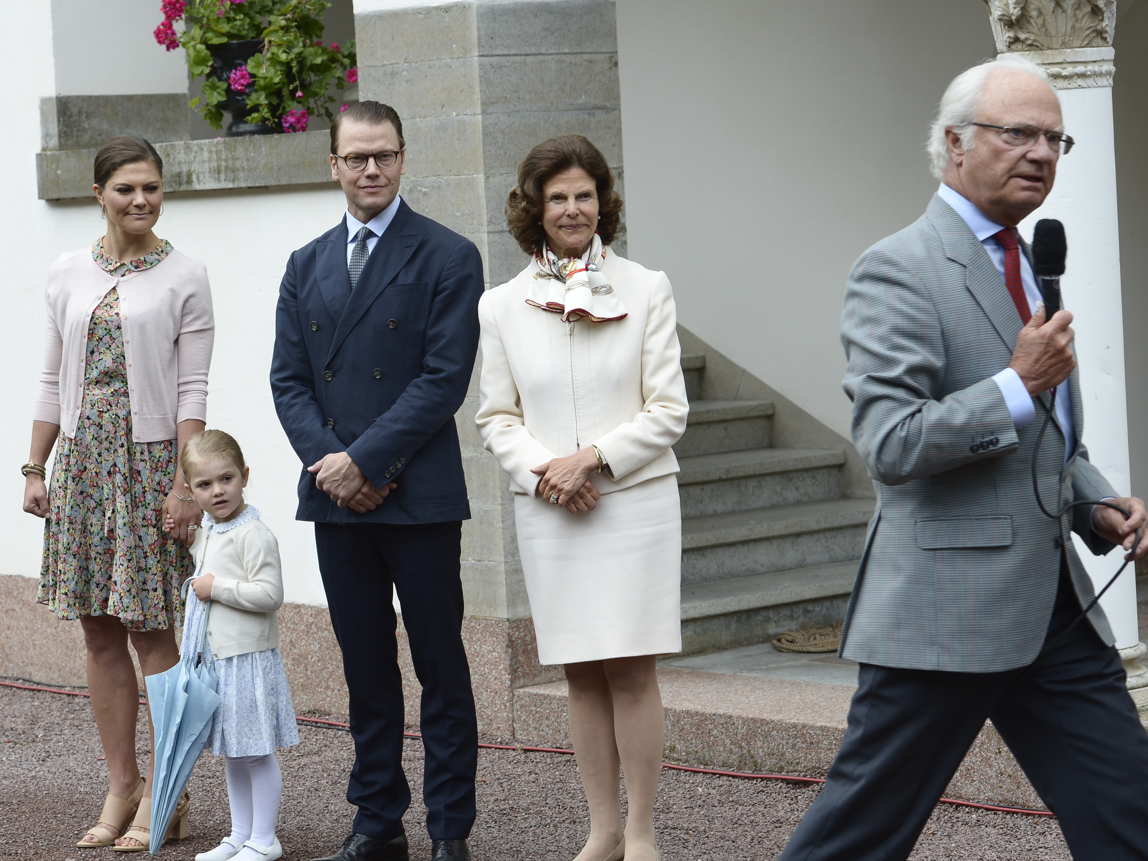 Kungen håller hårt i micken. Kungen håller hårt i micken.