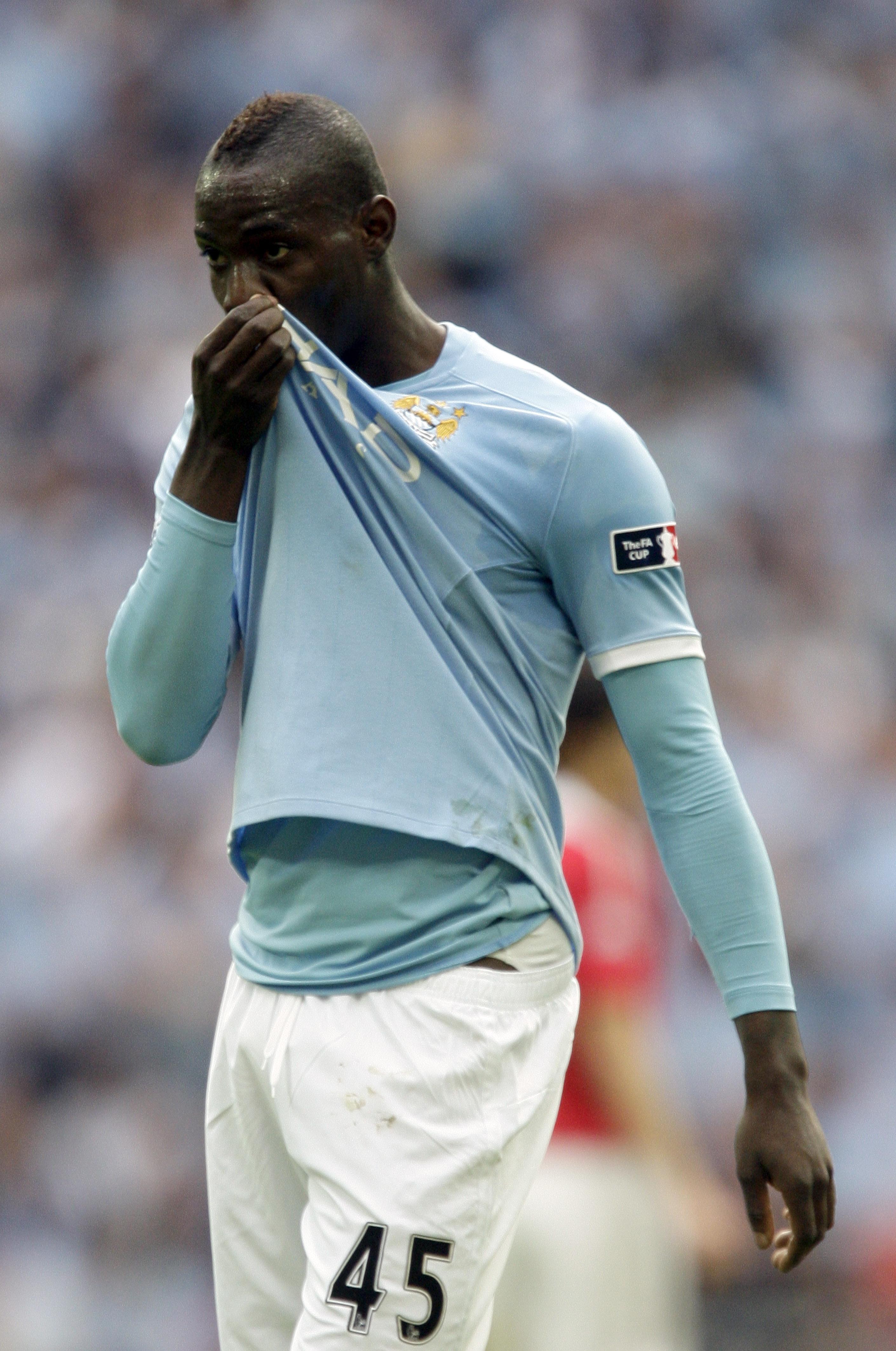 6. GRIPEN EFTER VATTENKRIG. I juni 2010 blev Balotelli gripen av polis efter att ha lekt vattenkrig i centrala Rom och gått runt med en vattenpistol. 6. GRIPEN EFTER VATTENKRIG. I juni 2010 blev Balotelli gripen av polis efter att ha lekt vattenkrig i centrala Rom och gått runt med en vattenpistol.